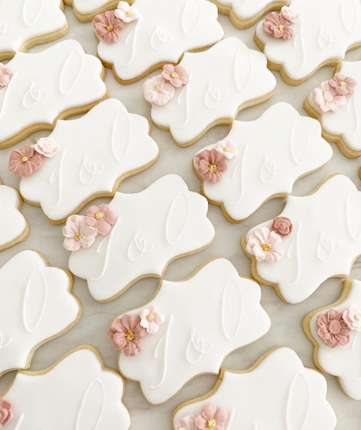 Biscuits personnalisés blancs avec fleurs roses