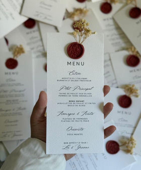 Exemple de menu personnalisé avec sceau de cire et fleurs séchées