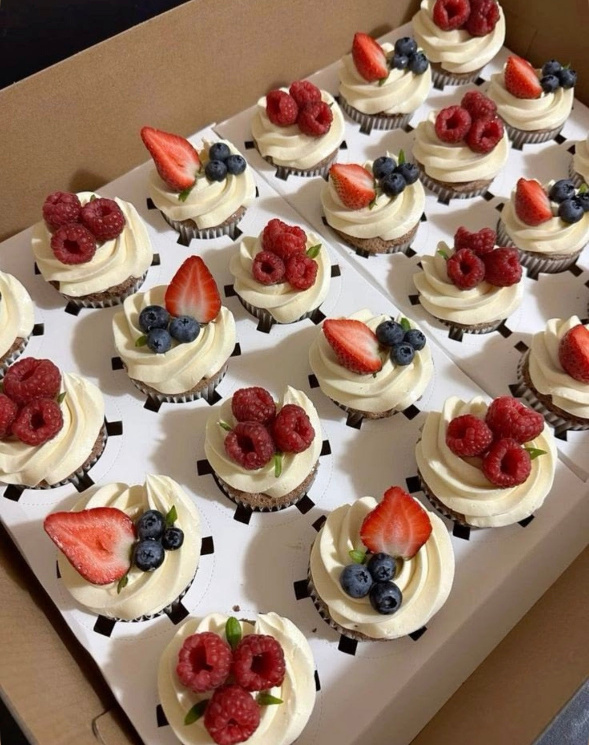 Box de cupcakes aux fruits rouges