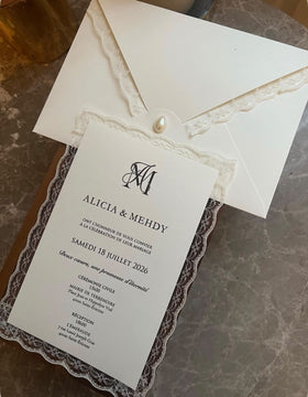 Exemple de carte invitation mariage personnalisée avec dentelle et perle