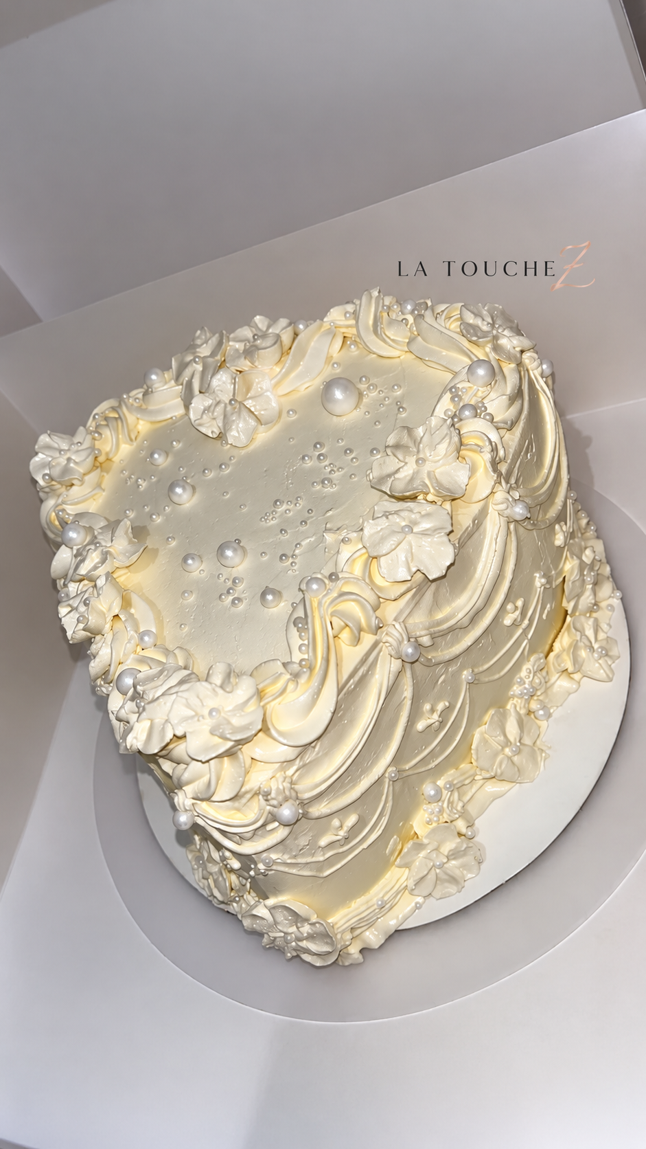 Layer Cake cœur ivoire avec pochage et perles, logo LA TOUCHE Z