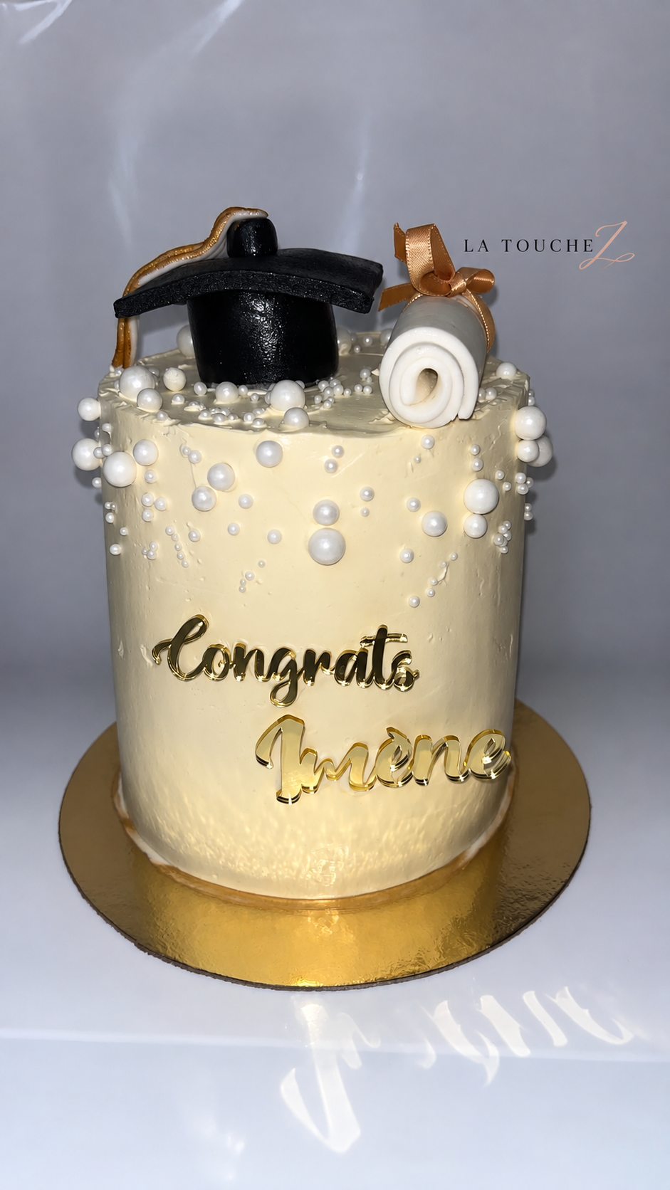 Layer Cake de diplôme ivoire avec toque et perles, logo LA TOUCHE Z